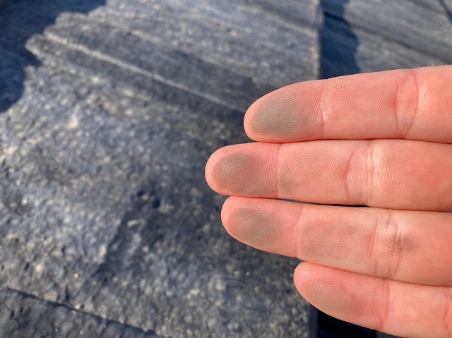 屋根材のチョーキングを確認しました